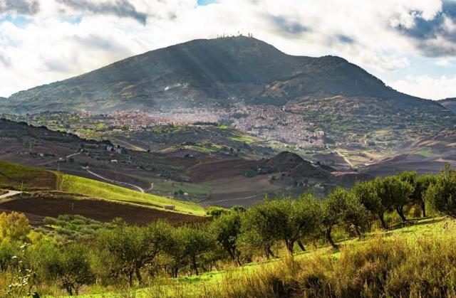 Panorama di San Giovanni Gemini, piccolo centro ai piedi del Monte Gemini