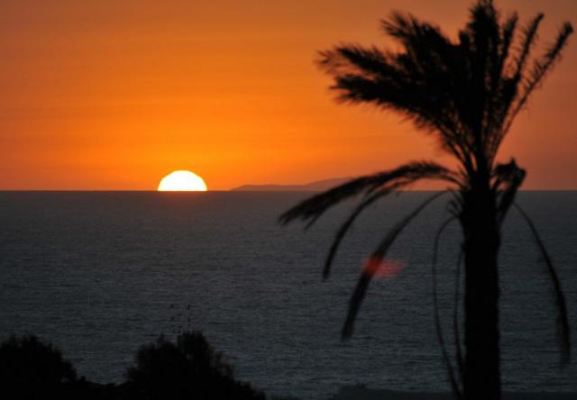 La costa tunisina vista da Pantelleria al tramonto