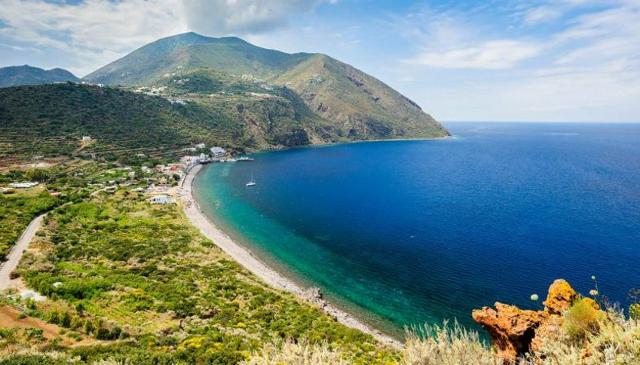 La spiaggia di Capo Graziano a Filicudi - Eolie