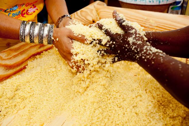Il cous cous è riuscito ad abbattere i confini geografici, costruire ponti tra i popoli e avvicinarli tra loro attraverso le pratiche e le conoscenze che hanno in comune...