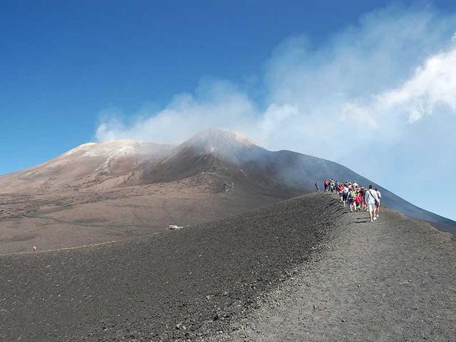 l-etna-ad-alta-quota-crateri-sommitali-e-valle-del-bove