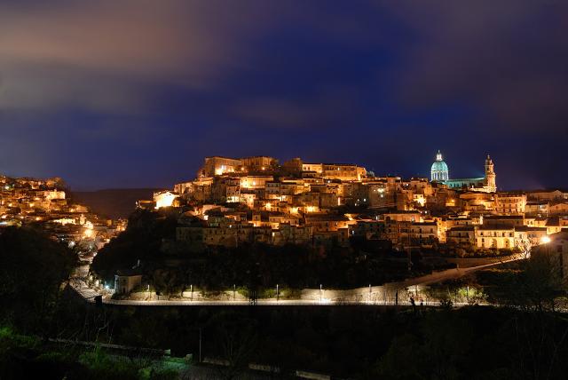 Panorama notturono di Ragusa Ibla - ph Phantom65