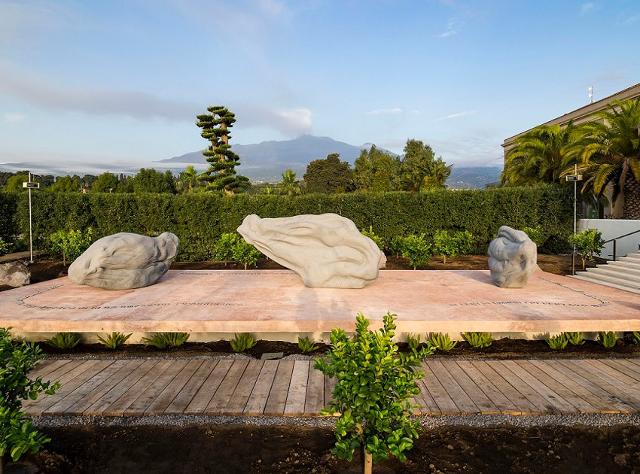 "Il sogno di Empedocle" di Emilio Isgrò, Parco botanico Radicepura di Giarre