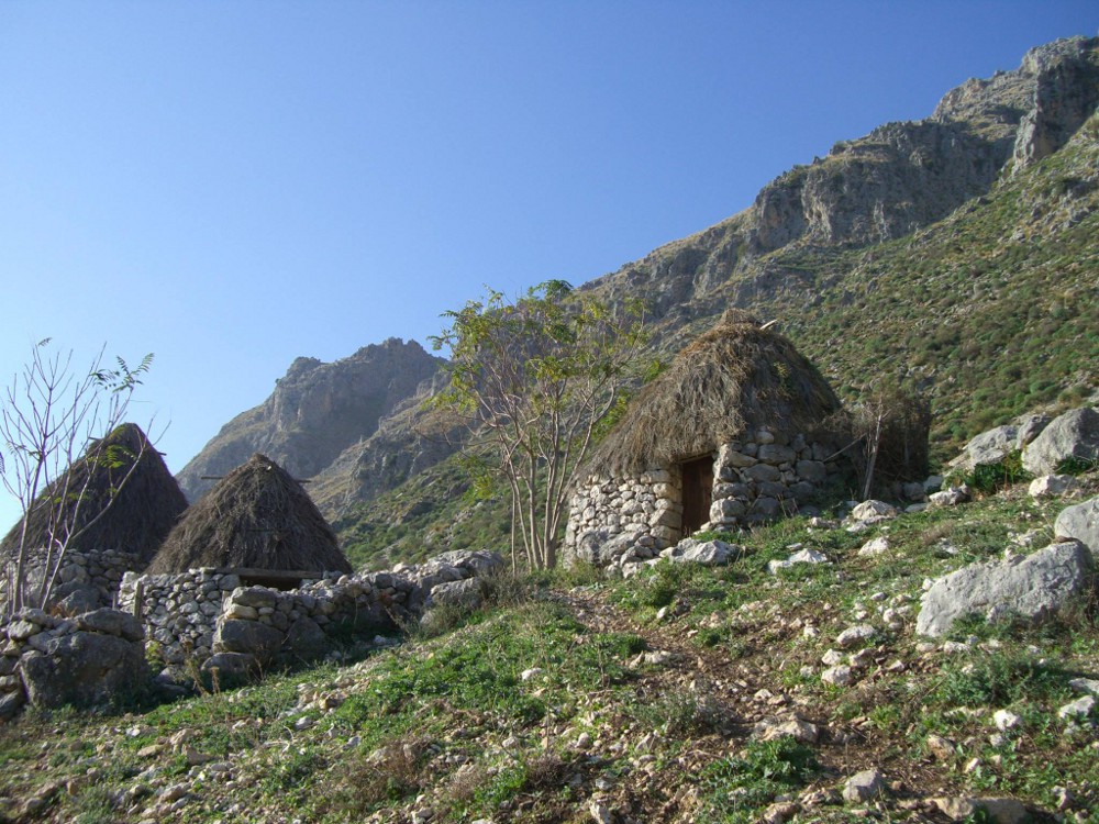 La via di San Nicolò Politi sulle Rocche del Crasto