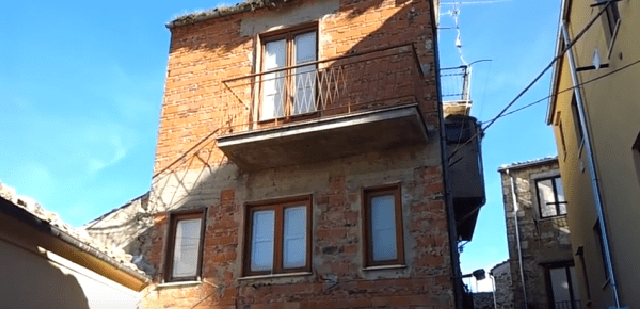 A Petralia Sottana si trova la casa più stretta del mondo…