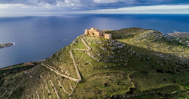 Un'antica fortezza solitaria da trasformare in uno spazio d'arte contemporanea