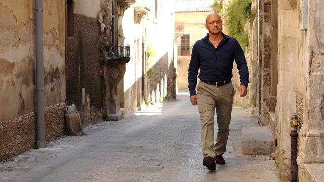 Il commissario Montalbano in un vicolo di Ragusa Ibla