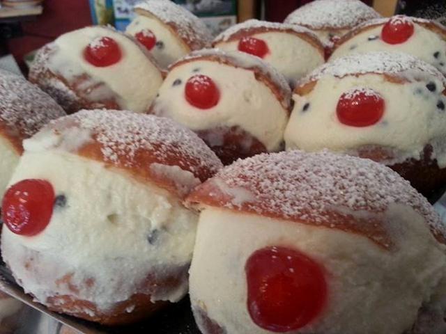 Un vassoio di Graffe con la ricotta