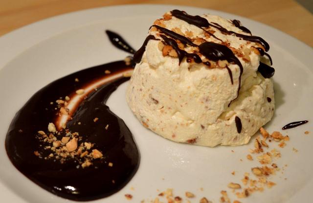 Il "Parfait di mandorle" è un semifreddo tipico del palermitano. Le sue origini, risalenti ai primi anni Sessanta, vengono attribuiti  a due grandi chef siciliani, Francesco Paolo e Salvatore Cascino che lo servirono in occasione di un grande ricevimento al ristorante "La Botte" di Monreale