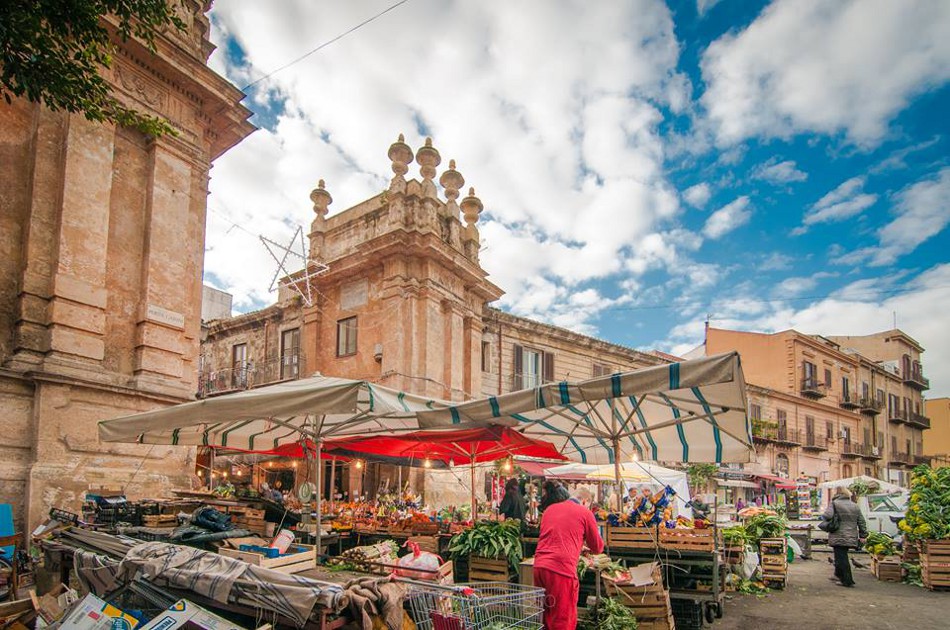 Tra i vicoli del mercato Capo a Palermo voci di web radio | Guida Sicilia