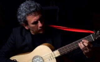 Paolo Rigano alla chitarra spagnola all'Oratorio di Santa Cita a Palermo