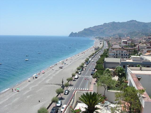 Il lungomare di Santa Teresa di Riva
