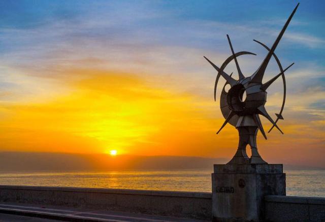 "Il Boccavento" di Nino Ucchino, una delle sculture in acciaio inox che l'artista ha realizzato per il lungomare di Santa Teresa di Riva