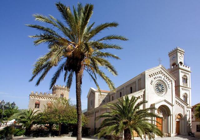 Il Santuario della Madonna del Carmelo, accanto alla Torre Saracena di Santa Teresa di Riva