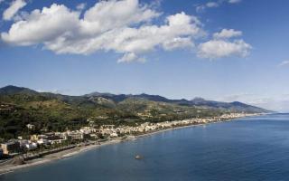 La lunga riviera di Santa Teresa di Riva