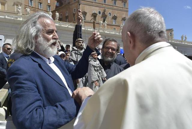 Mimmo Cuticchio dona un pupo San Francesco al Papa