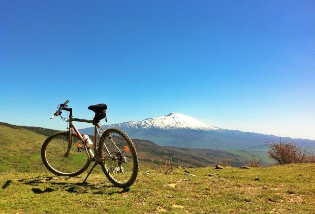 Sui Nebrodi in mountain bike ad ammirare l'imponente sagoma del vulcano più alto d'Europa, l'Etna