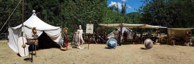 I visitatori saranno trasportati nel 412 a.C. e diventeranno protagonisti attivi di uno storico momento di festa. Visiteranno gli accampamenti per scoprire i vari aspetti della vita quotidiana di Akragas e potranno assistere agli allenamenti, conoscere e cimentarsi in discipline sportive insolite, riproposte con abiti e attrezzi dell'epoca - Foto "Simmachìa Ellenon"