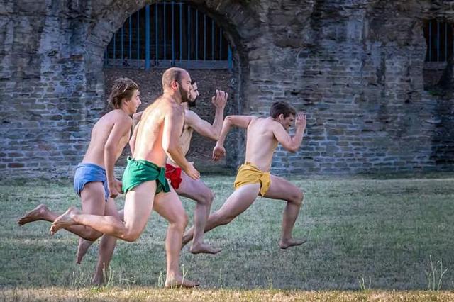 Una gara di "Stadion" rievocata dall'associazione "Simmachìa Ellenon". Lo stadion era un'antica gara di corsa, parte dei Giochi Olimpici. La disciplina prendeva il nome dall'edificio nel quale si svolgeva. Esistevano altri tipi di gare di corsa, ma lo stadion era la più prestigiosa: il vincitore veniva spesso considerato come il vincitore degli interi Giochi e per secoli l'olimpiade prendeva il nome del vincitore della corsa dello stadion.