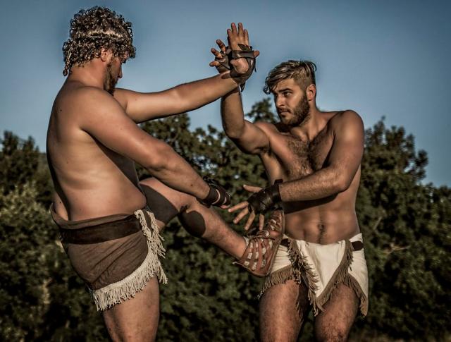 Un incontro di Pankration rievocato dall'associazione "Simmachìa Ellenon". Il pankration (pancrazio) era un antico sport da combattimento, che faceva parte dell'atletica pesante di origine greca antica e consisteva in un misto di lotta e pugilato.