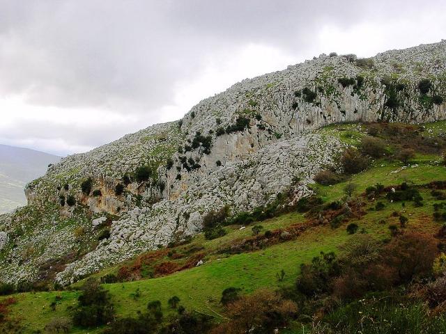 Le Rocche del Crasto, alte 1.315 metri, sono costituite prevalentemente da roccia calcarea dell'era mesozoica - Foto di Tato Grasso