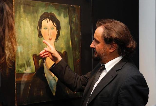 Il critico d'arte Alberto D'Atanasio davanti ad un opera di Amedeo Modigliani