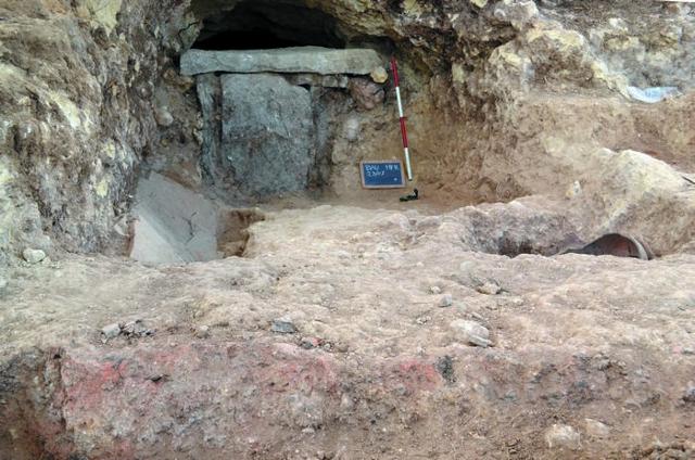 Portale d'ingresso e corridoio d'accesso di una tomba a grotticella artificiale, nell'area archeologica di Monte Falcone a Baucina