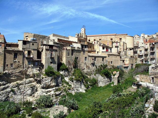Il conseguimento del Master in "Narrazione, Gestione e Promozione del Territorio" consentirà ai partecipanti di avere competenze su tutte le forme del racconto, da utilizzare per valorizzare e promuovere il territorio e le sue potenzialità economiche, turistiche e culturali, così come sulla gestione dello sviluppo locale e sui relativi strumenti di policy.