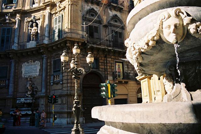 Una delle fontane posta alla base di uno dei palazzi che compongono i Quattro Canti di Palermo - ph. Bjs Una delle fontane posta alla base di uno dei palazzi che compongono i Quattro Canti di Palermo - ph. Bjs