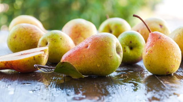 Consumare una sola pera al giorno significa coprire il 16% del fabbisogno quotidiano di fibre ed il 10% di quello di vitamina C...