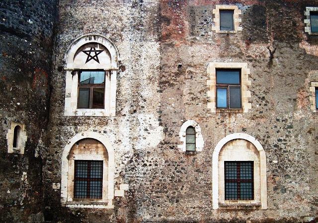 Castello Ursino: particolare della stella a cinque punte Castello Ursino: particolare della stella a cinque punte