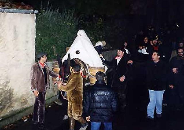 La "Vecchia", coperta da un lenzuolo bianco, percorre le vie cittadine su un asino e raggiunge la piazza principale dove si svolge il "processo"...