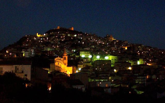 Panorama notturo di Agira - ph Giomodica