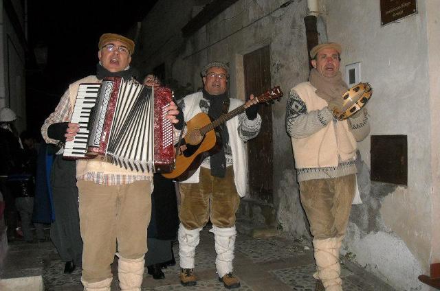 Durante il periodo natalizio a Sutera, un gruppo di suonatori e cantori ricrea l'atmosfera natalizia dei tempi che furono