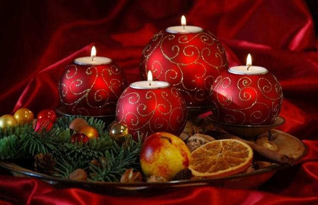 Anche le candele, fiamme danzanti in tavola, non possono mancare... Anche le candele, fiamme danzanti in tavola, non possono mancare...