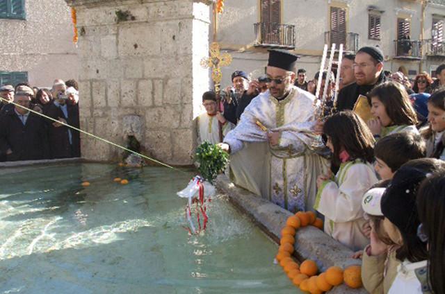 A Piana, la sera del 5 si celebra una funzione religiosa presso la Chiesa Matrice d'origine greca, il giorno seguente i festeggiamenti si svolgono nei pressi della piazza della fontana...