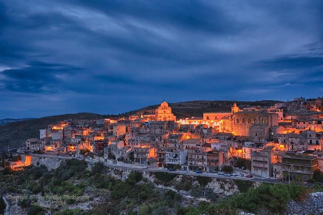 Panorama di Monterosso Almo al tramonto - ph Guy Huntley