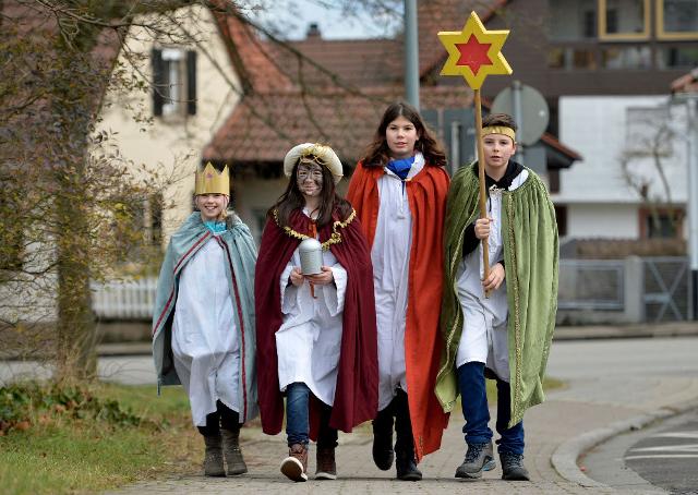 In Austria i bambini si vestono come i Re Magi e vanno di porta in porta, cantando canzoni religiose, in cambio di dolci e cioccolatini...