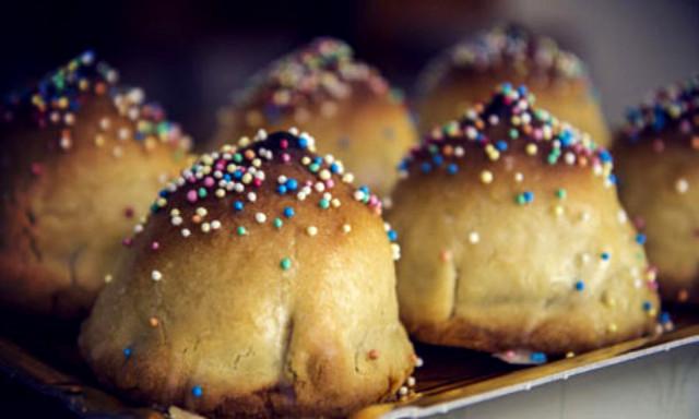 La Minna di Virgini è composta da pasta frolla e contiene al suo interno crema di latte, zuccata, scaglie di cioccolato e cannella.