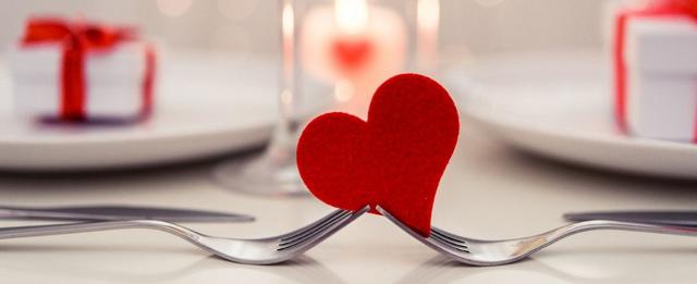 Ma c'è anche chi non riesce a regalarsi una meritata pausa e opta per una cena romantica non lontano da casa...