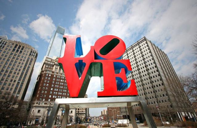 LOVE Park (ufficialmente JFK Plaza) Filadelfia. Scultura di Robert Indiana LOVE Park (ufficialmente JFK Plaza) Filadelfia. Scultura di Robert Indiana