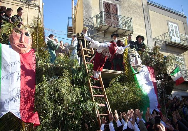 Al Mastro di Campo, inerpicato su di una scala viene inferta una ferita...