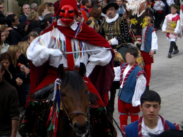 L'eroe arriva in piazza a cavallo...