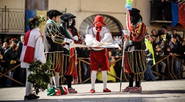 Il Mastro di Campo prepara la sua strategia per assaltare il castello... 