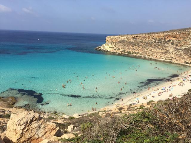 La spiaggia dei Conigli, a Lampedusa, è tra le migliori al mondo