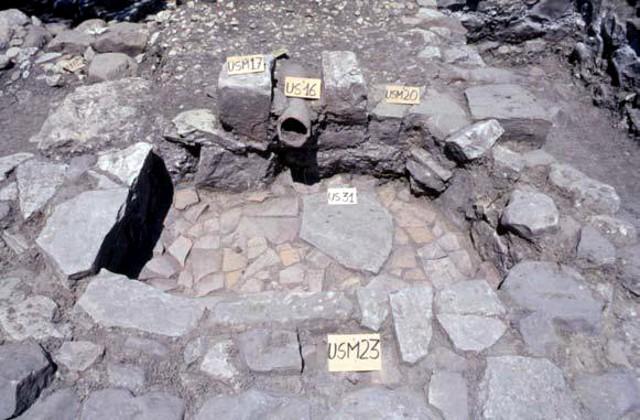 Un vano della Villa Romana di Castellana Sicula: particolare della vasca con tubo fittile