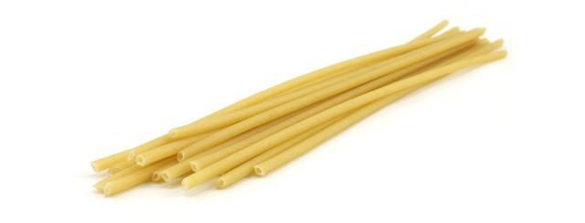 I bucatini, insieme agli spaghetti, sono le tipologie di pasta da condire con le sarde