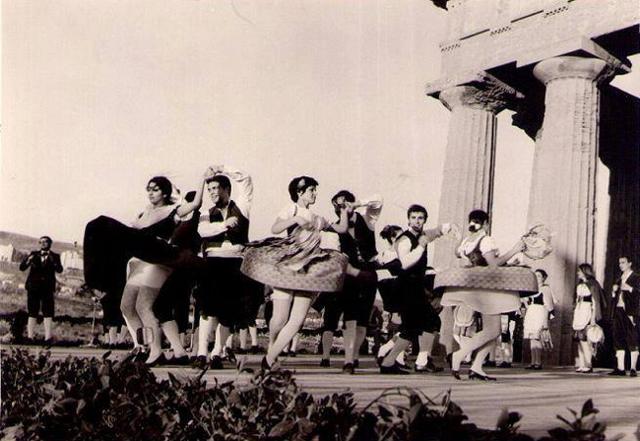 Una foto d'epoca che riatrae un gruppo folcloristico danzare davanti il Tempio della Concordia