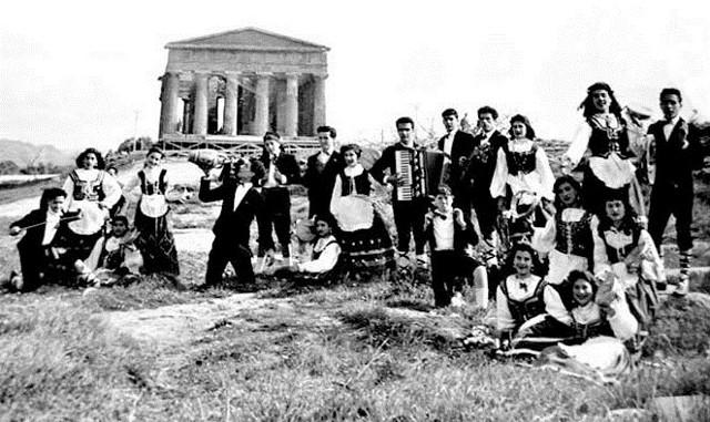 Il Gruppo Folk Naxos alla XV Sagra del Mandorlo in Fiore (1958)