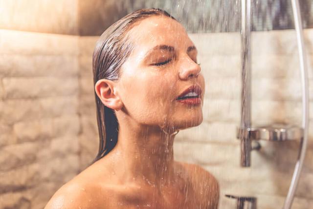 Sapevate che una doccia fredda comporta almeno 5 benefici?
